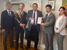 Японская компания передала Украине 3000 фонариков, работающих на соли и воде