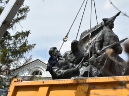В Коростене демонтировали еще два советских памятника