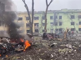 В Мариуполе россияне начали разбирать завалы роддома, который разбомбили ранее сами