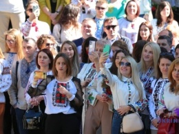 Во Львове в День вышиванки представили уникальную украинскую одежду и пели патриотичие песни