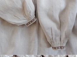 Музей во Франковске показал уникальные вышитые сорочки XX века