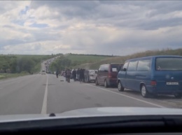 В Васильевке ждут проезда в Запорожье сотни машин