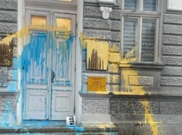 Облитые желтой и голубой краской двери админздания в Крыму расценили как теракт