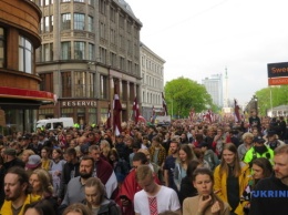 Шествие за освобождение от советского наследия собрало в Риге тысячи людей
