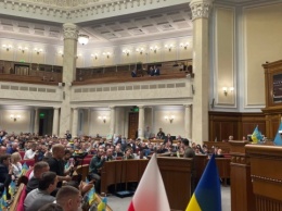 Зеленский анонсировал предоставление полякам особого статуса в Украине