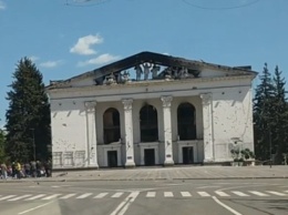 В Мариуполе захватчики организовали «экскурсию» по разрушенному Драмтеатру