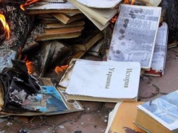 Это не «денацификация»: посол Британии показала сожженные россиянами книги по истории Украины