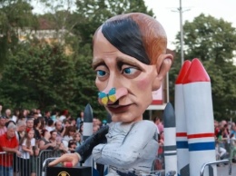 На карнавале в Болгарии путина «одели» в смирительную рубашку