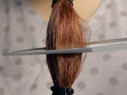 В Чернигове девятилетняя девочка лишилась длинной косы, чтобы помочь военным