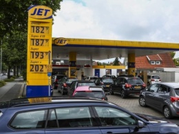 Нидерландцы штурмуют заправки в Германии из-за снижения цены на горючее