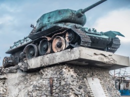 В Тростянце с привокзальной площади демонтируют советский танк