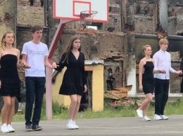 В Харькове выпускники станцевали вальс на площадке уничтоженной школы