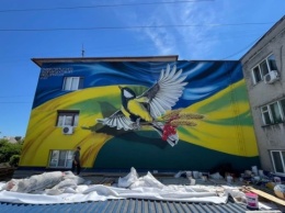 В Ужгороде вместо изображения Ленина появился патриотический мурал с синицей