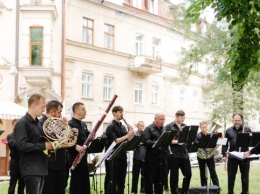 Львовская филармония на благотворительной ярмарке собрала почти 150 тысяч для ВСУ