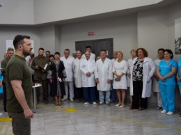 Зеленский посетил больницу в Одессе и вручил награды медикам