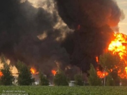 Днепропетровщина: пожар на нефтебазе после «прилета» тушат 50 спасателей