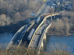 В Киеве возобновили автомобильное движение по мостам Метро и Патона