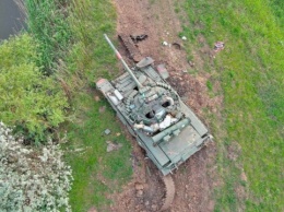 Россияне торгуют запчастями из танков и пытаются обменять их на алкоголь - разведка