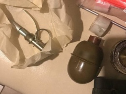 В Киеве мужчина нашел на мусорнике боевую гранату и принес домой