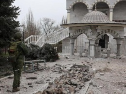 Возле разрушенной врагом мечети в Мариуполе - стихийные могилы