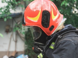 В Киеве после ракетного обстрела загорелся дом