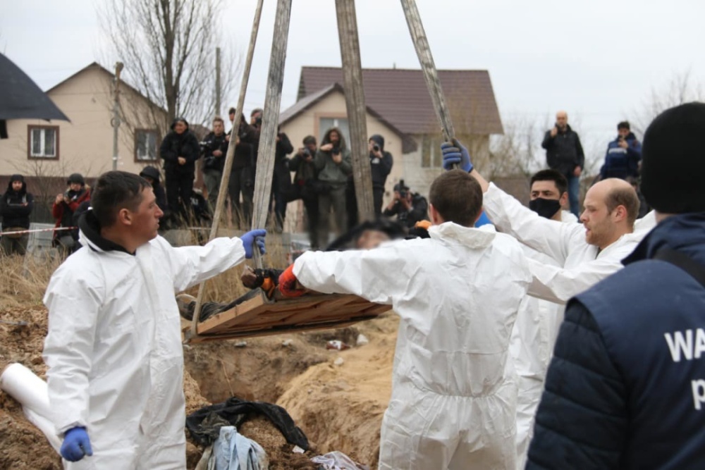 В Буче во время осмотра тел из массового захоронения обнаружили тело полицейского