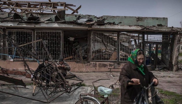 Зеленский показал фотографии разрушений и пообещал наказать российских преступников