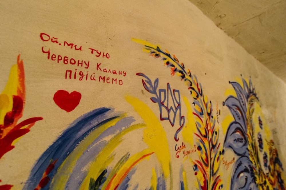 Бомбоубежище на Ривненщине украсили Петриковской росписью