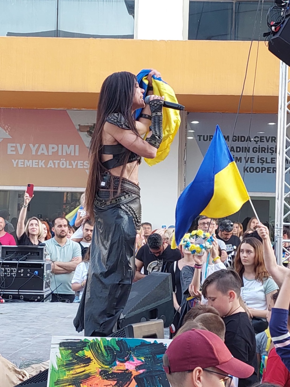 Руслана на благотворительном концерте в Турции призвала спасти защитников Мариуполя