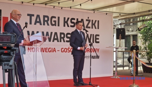 Спасибо, Польша: на Варшавской книжной ярмарке открыли украинский стенд