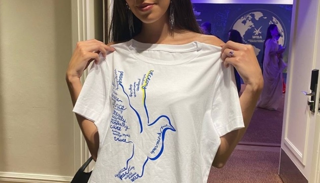 Украинский бренд создает патриотические футболки о мире, которые покорили гостей Каннского кинофестиваля