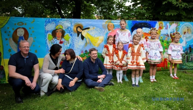 Во Львове представили стометровое полотно детских рисунков