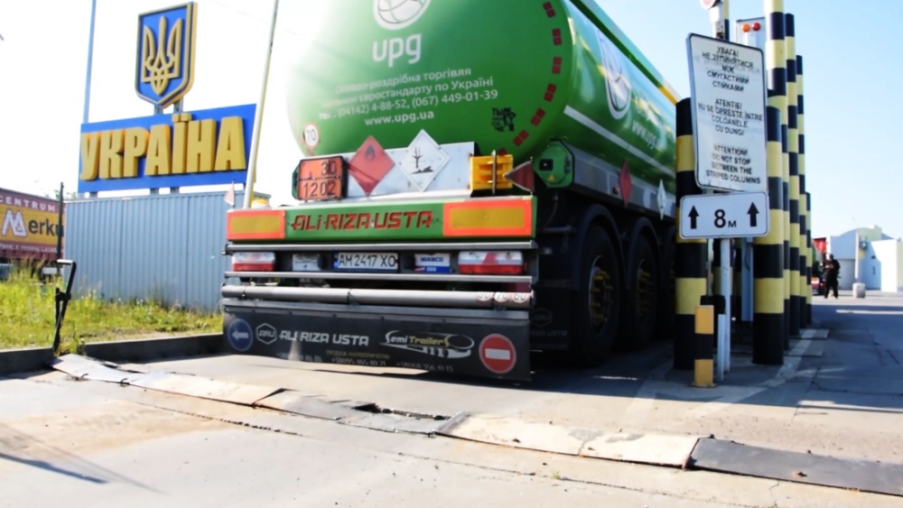 Бензовозы в Украину пропускают без очередей - как работают «зеленые коридоры» на границе