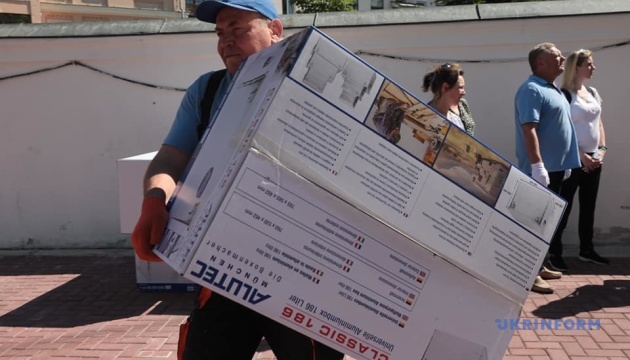 В Киев прибыл гуманитарный груз от европейских музеев и галерей