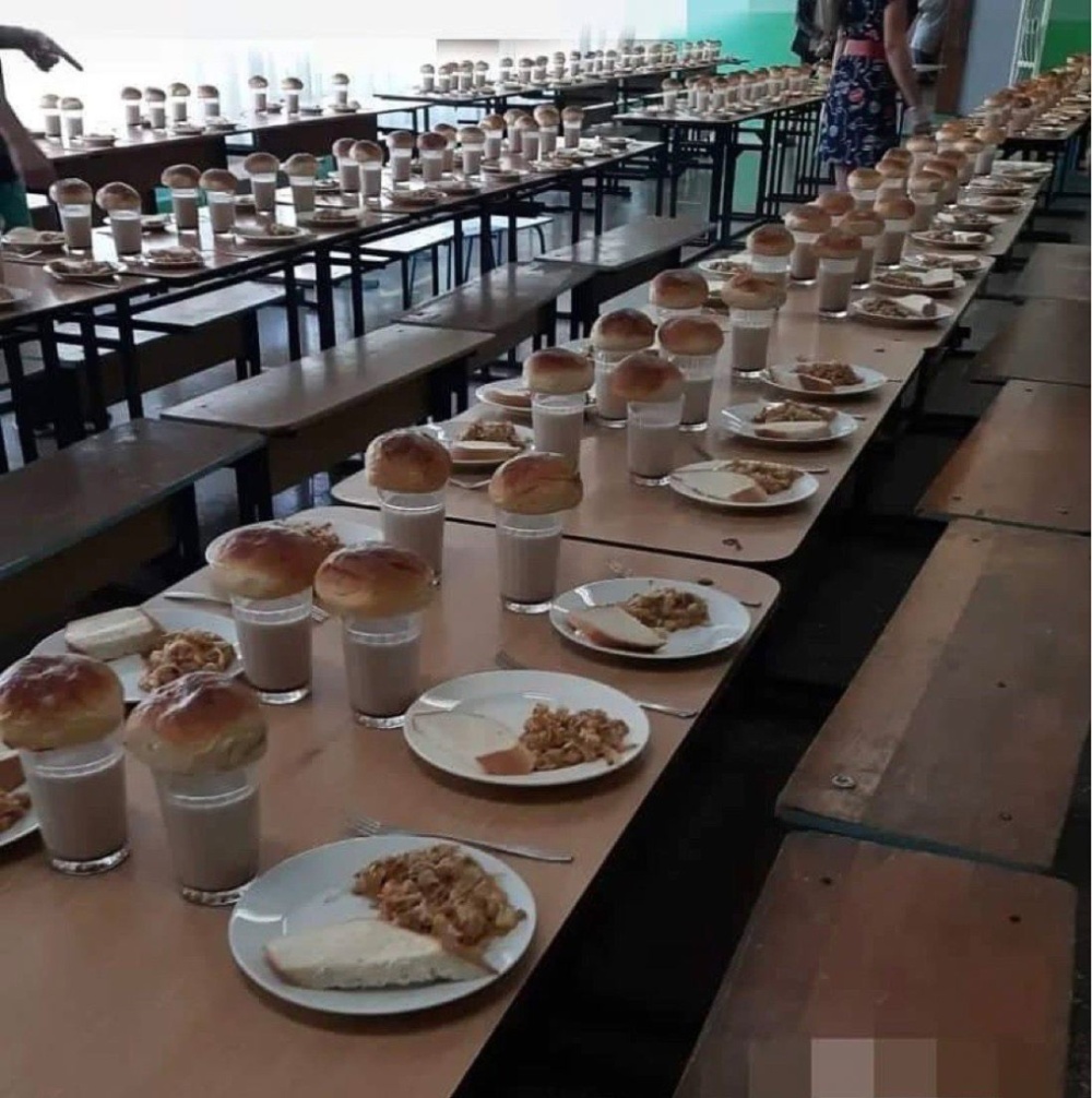 Советник мэра Мариуполя показал, чем захватчики кормят детей в школах