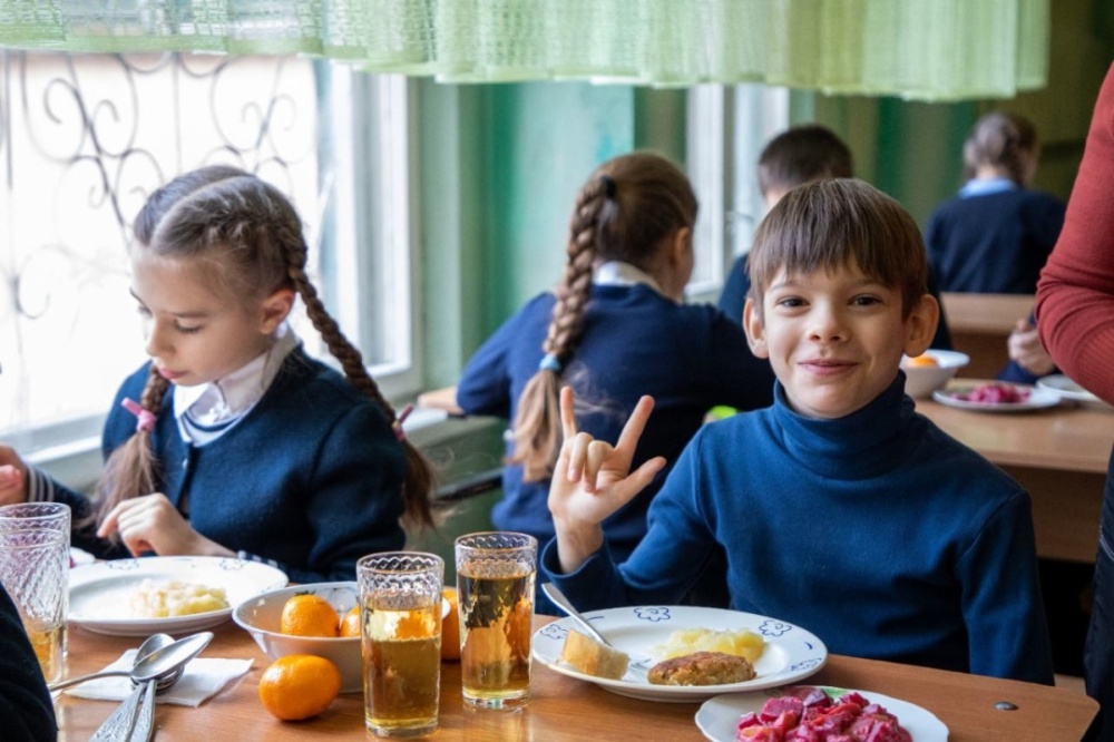 Советник мэра Мариуполя показал, чем захватчики кормят детей в школах
