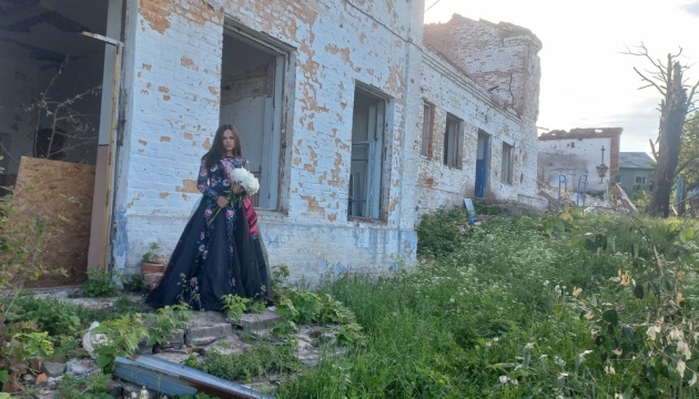 Выпускники пришли на руины Новгород-Северской школы