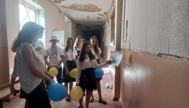 Выпускники пришли на руины Новгород-Северской школы