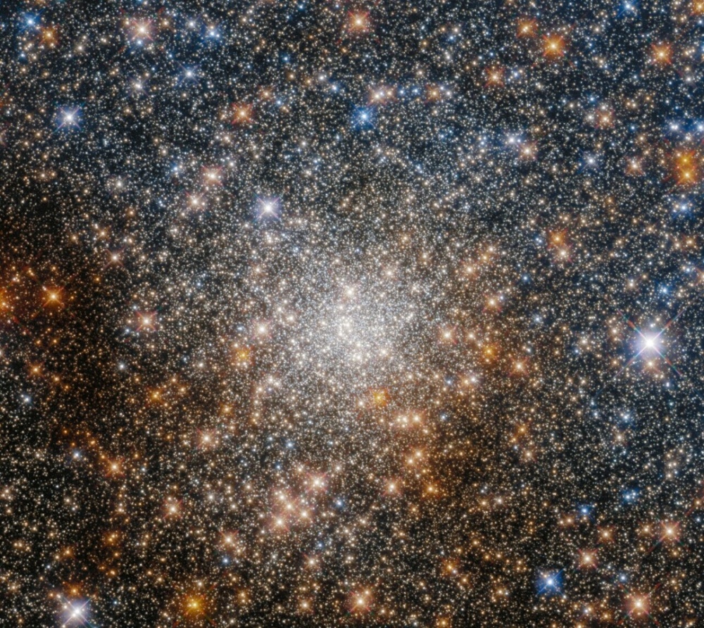Телескоп Hubble показал шаровидное скопление в созвездии Стрельца