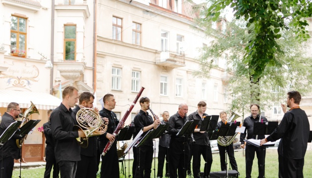Львовская филармония на благотворительной ярмарке собрала почти 150 тысяч для ВСУ