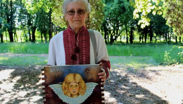 В Ривненской области художница создает иконы на ящиках из-под боеприпасов