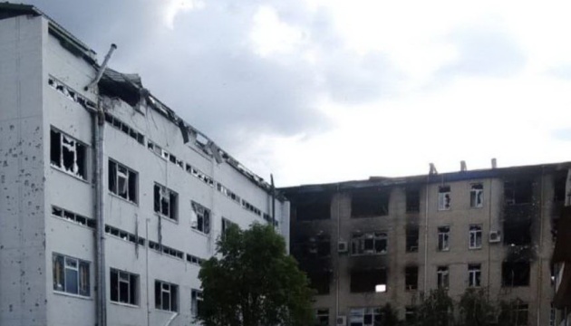 В Северодонецке ситуация крайне обострена - россияне уничтожают многоэтажки и «Азот» - Гайдай