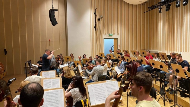 Оркестр Хмельницкой филармонии собрал на концертах в Польше и Швейцарии средства для пострадавших украинцев