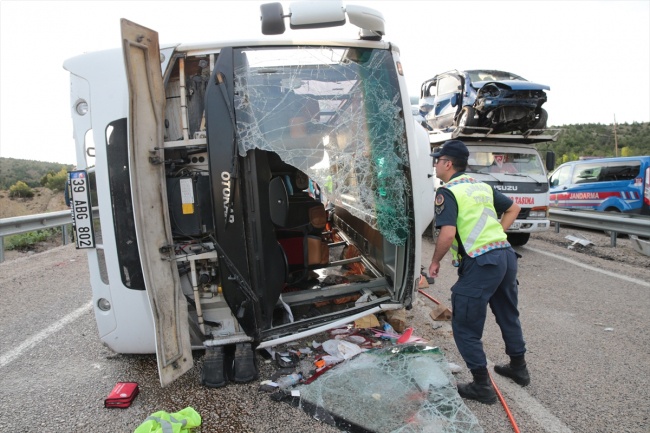В Анталии туристический автобус попал в ДТП: один погибший, 19 раненых