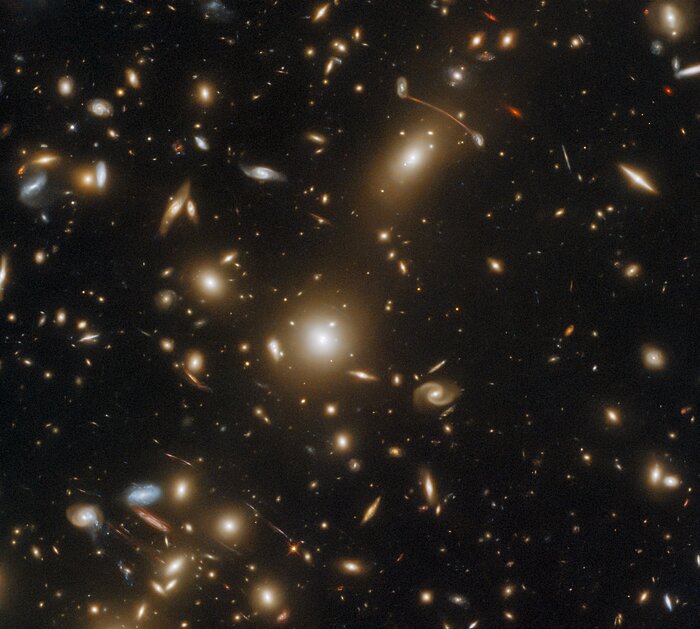 Hubble показал огромное скопление галактик
