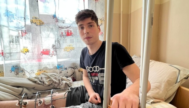 Львовские врачи спасли ногу подростку-волонтеру из Северодонецка