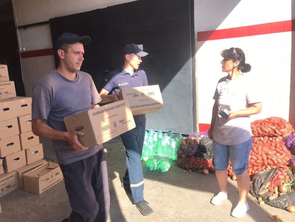 Спасатели завезли в Бахмут и Лисичанск лекарства, воду и продукты