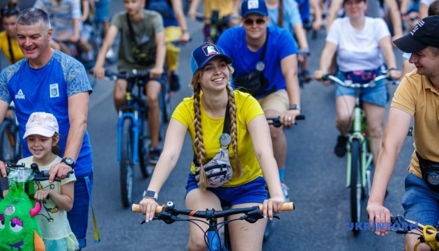В Ужгороде на массовом велозаезде собрали средства для ВСУ