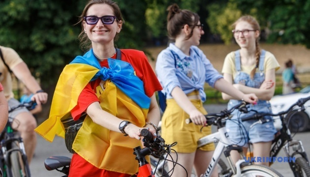 В Ужгороде на массовом велозаезде собрали средства для ВСУ