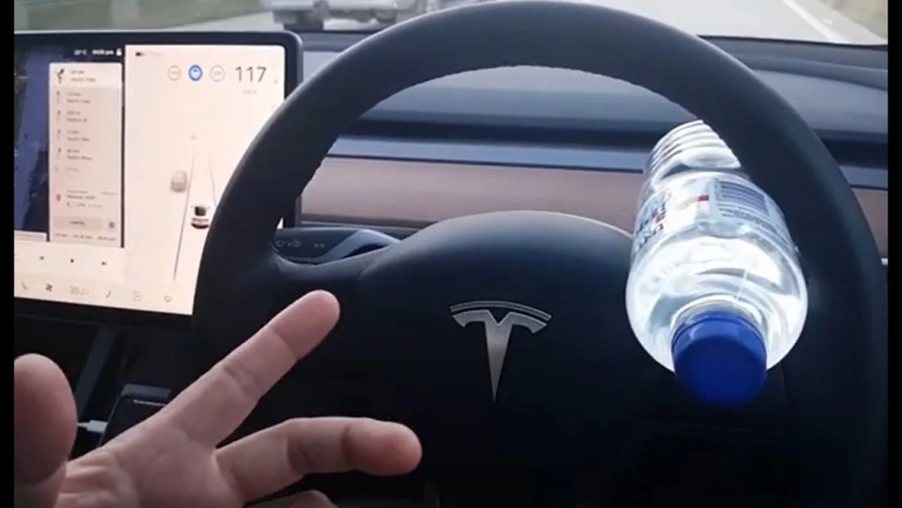 Автомобили Tesla научились определять попытки обхода требования держать руки на руле